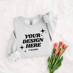 Gildan 18000 Ash Sweatshirt Mockup, Vikt Grå Rundkragetröja Flat Lay, Vårblommande Mockup, Riktigt Foto