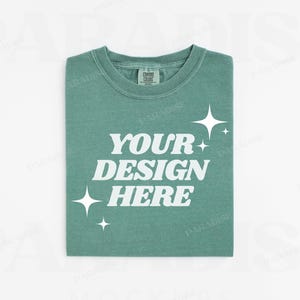 Comfort Colors 1717 Hellgrün Mockup, Gefaltetes, Flach gelegtes T-Shirt Mock-Up, Weißer Hintergrund Flatlay T-Shirt Mock Up, Einfaches T-Shirt Mockup
