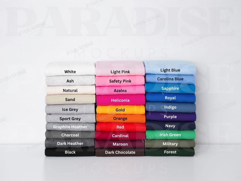 K&ouml;nnte beinhalten: Eine Sammlung gefalteter T-Shirts, die in drei vertikalen Stapeln angeordnet sind und eine gro&szlig;e Farbvielfalt aufweisen, darunter Wei&szlig;, Grau, Beige, Schwarz, verschiedene Rosa-, Gelb-, Orange-, Rot-, Blau-, Violett- sowie diverse Gr&uuml;n- und Braunt&ouml;ne.