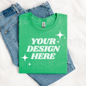 Gildan 5000 irländsk grön t-shirt-mockup, enkla flat lay-mockups, vikt flat lay-t-shirt-mockup, Gildan POD G5000 t-shirt-mockup