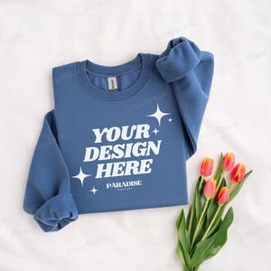 Gildan 18000 Indigo Sweatshirt Mockup, Vikt Blå Rundkragetröja Flat Lay, Vårblommande Mockup, Riktigt Foto