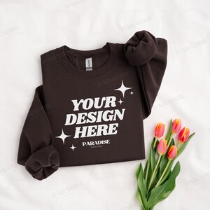 Gildan 18000 Mörk Choklad Sweatshirt Mockup, Vikt Brun Rundkragetröja Flat Lay, Vårblommande Mockup, Riktigt Foto