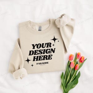 Gildan 18000 Sand Sweatshirt Mockup, Vikt Rundkragetröja Flat Lay, Vårblommande Mockup, Riktigt Foto