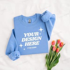 Gildan 18000 Carolina Blue Sweatshirt Mockup, Vikt Rundkragetröja Flat Lay, Vårblommande Mockup, Riktigt Foto
