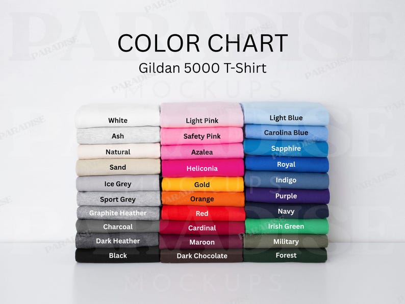 K&ouml;nnte beinhalten: Eine Farbkarte f&uuml;r Gildan 5000 T-Shirts mit drei vertikalen Stapeln gefalteter Stoffe in verschiedenen Farbt&ouml;nen. Der Text lautet COLOR CHART und Gildan 5000 T-Shirt, gefolgt von Bezeichnungen f&uuml;r Farben wie Wei&szlig;, Grau, Natur, Sand, Rosa, Orange, Blau, Lila, Gr&uuml;n und Braun.