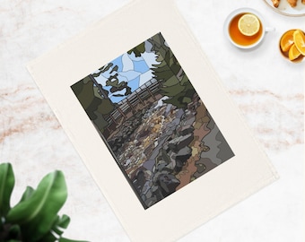 Kökshandduk i bomull med bro i bergsbäck | Landskap i målat glas med skog och flodklippor