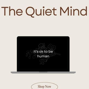 Può includere: Un laptop con uno schermo nero che mostra un disegno a tratteggio floreale e il testo "it's ok to be human". Le parole "The Quiet Mind" sono sopra il laptop. Un pulsante sotto il laptop recita "Shop Now".