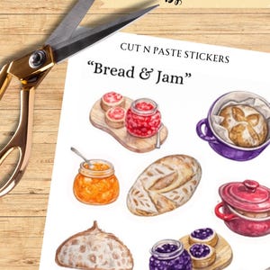 Könnte beinhalten: Ein Bogen "Bread & Jam" Aufkleber zum Ausschneiden und Aufkleben mit Aquarellillustrationen von Brot, Marmeladengläsern und Servierbrettern. Der Bogen liegt auf einer Holzoberfläche, mit einer goldenen Schere in der oberen linken Ecke. Der Text lautet "Hand-Drawn Illustrations by By Missie Marie".