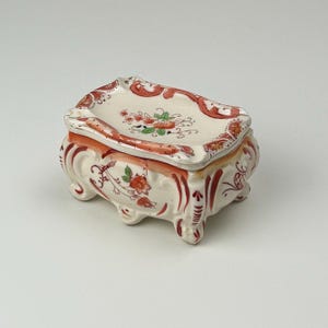 RARA scatola per sigarette in porcellana giapponese antica con coperchio posacenere, motivi floreali e a pergamena dipinti a mano, Art Déco, Meiji o Taisho anteguerra, regalo