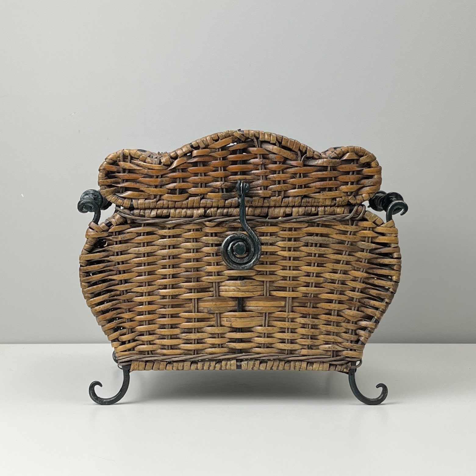 ヴィンテージ　籠 Vintage Rattan Basket, Wrought Iron Frame, Swirl Latch