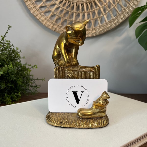 porte-cartes de visite vintage en laiton, chat sur une clôture en bois, souris dans le botte, années 1970, fantaisiste, décoration de bureau, papeterie, bureau, cadeau pour amoureux des chats