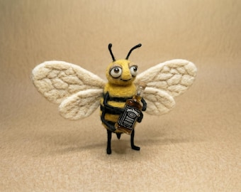 Abeja de Whisky hecha de fieltro con aguja – Escultura divertida de lana hecha a mano, decoración de bar para amantes del whisky, regalo único para él, regalo del Día del Padre