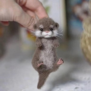 Nutria de fieltro con aguja, mini escultura de animal de 7,6 cm, regalo de San Valentín para casa de muñecas.
