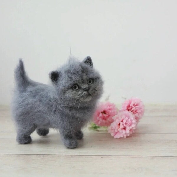 Mini chat feutré à l'aiguille, Sculpture animalière en feutre, Ornement de chat en feutre, Cadeaux de famille, Cadeau enfant, Simulation de poupée chat, Chat bleu, Cadeau pour elle