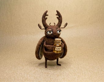 Figura de escarabajo ciervo de fieltro de lana con botella de savia y astas, decoración acogedora hecha a mano, adorno de estantería estilo cottagecore, regalo para amantes de los insectos