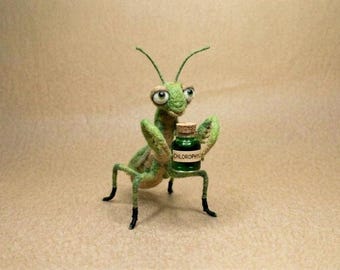 Mantis religiosa de fieltro con aguja y botella de clorofila, decoración de bosque de lana hecha a mano, adorno de estantería estilo cottagecore, regalo para coleccionistas de insectos