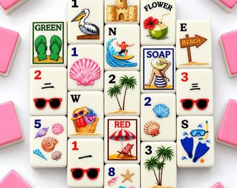 Op de afbeelding: Een verzameling gebroken witte mahjongtegels met kleurrijke zomerse illustraties, waaronder een zandkasteel, palmbomen, strandspullen, schelpen, zonnebrillen en slippers, omringd door effen roze tegels op een witte achtergrond.
