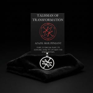 Könnte beinhalten: Ein silberfarbener, runder Anhänger mit einem ausgeschnittenen Siegelmotiv. Der Anhänger wird vor einer schwarzen Karte präsentiert, die mit dem Text TALISMAN OF TRANSFORMATION, AZAZEL SIGIL PENDANT und DARE TO DREAM, DARE TO EXPLORE, DARE TO AWAKEN THE SPIRIT WITHIN bedruckt ist.
