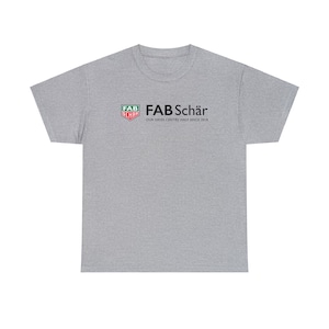 Puede incluir: Una camiseta gris con un logotipo negro y rojo que dice "FAB Schär" y el texto "Our Swiss Centre Half Since 2018".