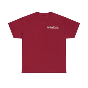 Puede incluir: Una camiseta granate con un logotipo blanco que dice "FAB Schär" y un pequeño gráfico de un escudo con un diseño rojo y verde.