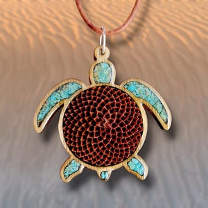 Könnte beinhalten: Eine Holz-Schildkröten-Anhänger-Halskette mit einer braunen, strukturierten Schale und türkisfarbenen Akzenten. Der Anhänger ist an einem braunen Lederband.