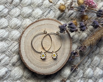Delicate hoop earrings with daisy pendants, 18K gold-plated stainless steel