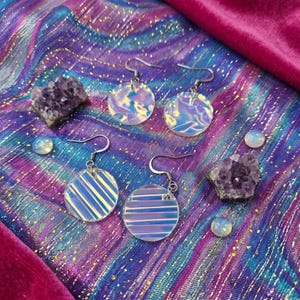 Boucles d'oreilles pendantes rondes en acrylique irisé effet eau – Bijoux scintillants inspirés de l'océan, boucles d'oreilles légères et élégantes