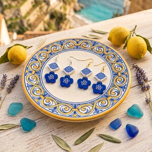 Pendientes colgantes de flores de azulejos portugueses – Joyería acrílica azul y blanca, verano mediterráneo