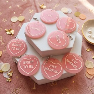 Pendientes de corazón para la futura novia: Joyas rosas para despedida de soltera