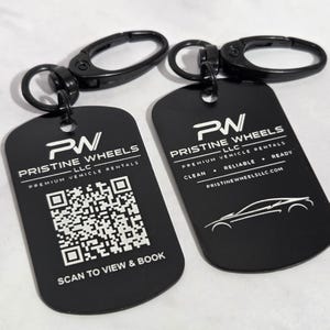 Chaveiro personalizado com código QR para identificação de animais de estimação: Logotipo gravado, identidade visual da empresa, item promocional.