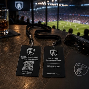 Puede incluir: Dos pases de acceso VIP rectangulares negros con texto blanco y el logotipo de Ironclad FC. Un pase muestra el nombre Derek Holloway, un código QR y el texto Field Level Pass. El otro pase dice All Access - Platinum Member y VIP-2025-0347.