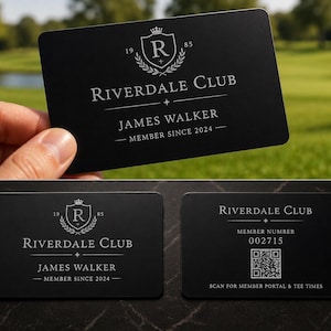 Op de afbeelding: Een rechthoekige zwarte lidmaatschapskaart met de tekst Riverdale Club, de naam James Walker en de zin Member Since 2024. De achterzijde toont de tekst Member Number 002715, een QR-code en Scan for Member Portal & Tee Times.