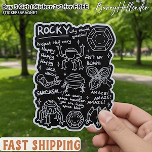 Puede incluir: Adhesivo en blanco y negro con la palabra "ROCKY" y varias ilustraciones y frases de estilo garabato. El adhesivo también incluye el texto "Buy 5 Get 1 Sticker 2x2 for FREE" y "STICKERS/MAGNET".