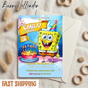 Op de afbeelding: Een kleurrijke verjaardagsuitnodiging met SpongeBob SquarePants met een banner met de tekst "EMILY IS TURNING 3". De uitnodiging bevat evenementdetails en een taart met brandende kaarsen. De woorden "Join Us To Celebrate" staan bovenaan.