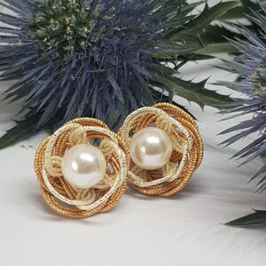 Mizuhiki earrings with 925 silver studs and pearl in the shape of a large flower
