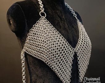 Top cropped artesanal em malha de prata, estilo gótico para festivais e raves.