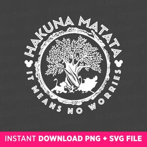 Op de afbeelding: Witte grafische afbeelding op een donkergrijze achtergrond met de woorden "Hakuna Matata" in een cirkelvormig ontwerp. Het ontwerp bevat een boom, Simba, Pumbaa en Mickey Mouse silhouetten. De zin "It Means No Worries" is ook opgenomen. De onderkant van de afbeelding zegt "Instant Download PNG + SVG File".