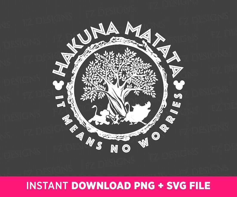 Op de afbeelding: Witte grafische afbeelding op een donkergrijze achtergrond met de woorden "Hakuna Matata" in een cirkelvormig ontwerp. Het ontwerp bevat een boom, Simba, Pumbaa en Mickey Mouse silhouetten. De zin "It Means No Worries" is ook opgenomen. De onderkant van de afbeelding zegt "Instant Download PNG + SVG File".