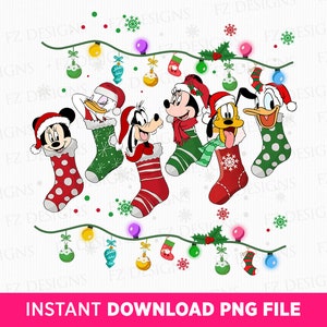 Può includere: Un'illustrazione festosa con i personaggi Disney Topolino, Paperino, Pippo, Pluto e Minnie, ognuno che esce da una calza di Natale. Le calze sono rosse e verdi, decorate con pois e strisce. L'immagine include luci natalizie e il testo "INSTANT DOWNLOAD PNG FILE".