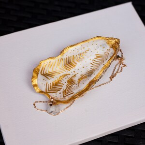 White & Gold Oyster Shell Trinket Dish, Ring or Jewellery Dish, Proposition Gift, Décoratif vintage Look Handmade Oyster Wedding Plate