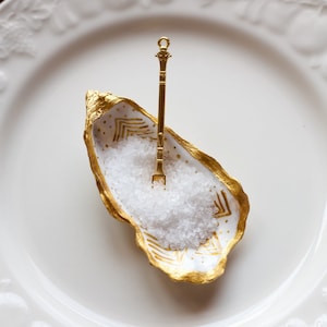 White & Gold Oyster Shell Trinket Dish, Ring or Jewellery Dish, Proposition Gift, Décoratif vintage Look Handmade Oyster Wedding Plate