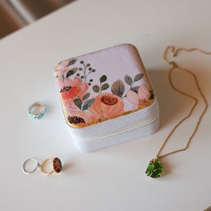 Boîte à bijoux en cuir végétalien avec fleurs, étui de voyage à bijoux, cadeaux de demoiselle d’honneur, cadeaux de fête de mariée, étui à bijoux en fleurs de découpage, cadeau de Noël