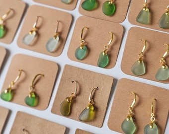 Elegante Minimal Sea Glass Goldene Ohrringe, Einfache Ohrringe mit Sea Glass, Mutter Schmuck Geschenk, Meer und Ozean Liebhaber Geschenk, Grüne Ohrringe