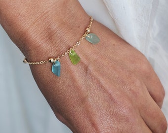 Bracciale minimalista in vetro marino, ciondolo dorato con vetro marino, regalo di gioielli marini festivi, perfetto per gli appassionati di mare e oceano, regalo per lei