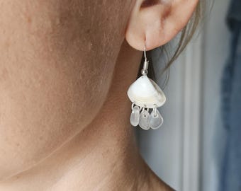 Orecchini di conchiglie fatti a mano con vetro di mare, gioielli costieri