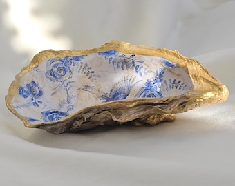 Piatto portagioie in conchiglia di ostrica dorata con decoupage floreale blu