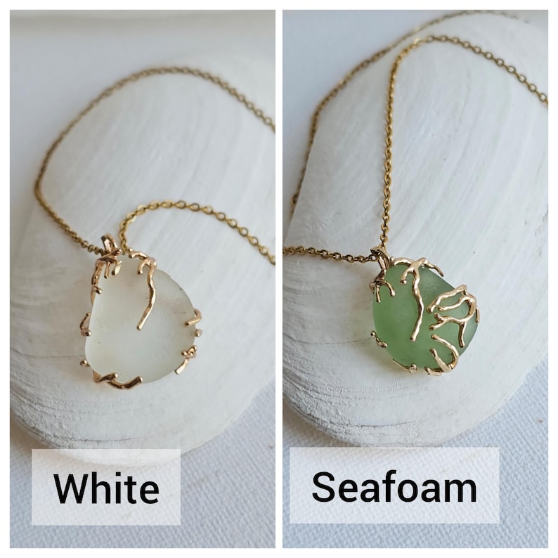 K&ouml;nnte beinhalten: Zwei Halsketten mit goldenen Ketten und Anh&auml;nger aus Meerschaum. Der Anh&auml;nger links ist aus wei&szlig;em Meerschaum und der Anh&auml;nger rechts aus gr&uuml;nem Meerschaum. Die Anh&auml;nger sind beide von einem goldenen Drahtdesign umgeben. Die Halsketten sind mit "Wei&szlig;" und "Meerschaum" beschriftet.