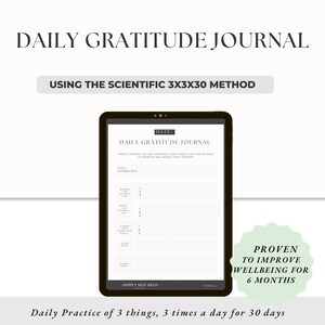 Puede incluir: Una tableta digital que muestra un diario de gratitud diario con el título "DAILY GRATITUDE JOURNAL" y el texto "USING THE SCIENTIFIC 3X3X30 METHOD". El diario está dividido en secciones para "Fecha", "Atribuciones" y "Reflexiones". Un círculo verde con el texto "PROVEN TO IMPROVE WELLBEING FOR 6 MONTHS" se encuentra en la esquina inferior derecha de la imagen. El texto "Daily Practice of 3 things, 3 times a day for 30 days" está en la parte inferior de la imagen.