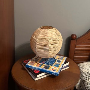 Lámpara de mesa pequeña TOSY hecha a mano, lámpara de escritorio esférica de rafia, iluminación de mostrador redonda costera, lámpara de noche portátil, accesorio de iluminación para habitación infantil