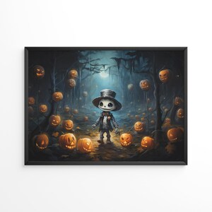 Könnte beinhalten: Eine skelettartige Figur mit Zylinder und Fliege steht in einem dunklen Wald, umgeben von leuchtenden Kürbissen. Die Szene spielt vor dem Hintergrund von Bäumen und einem Vollmond.
